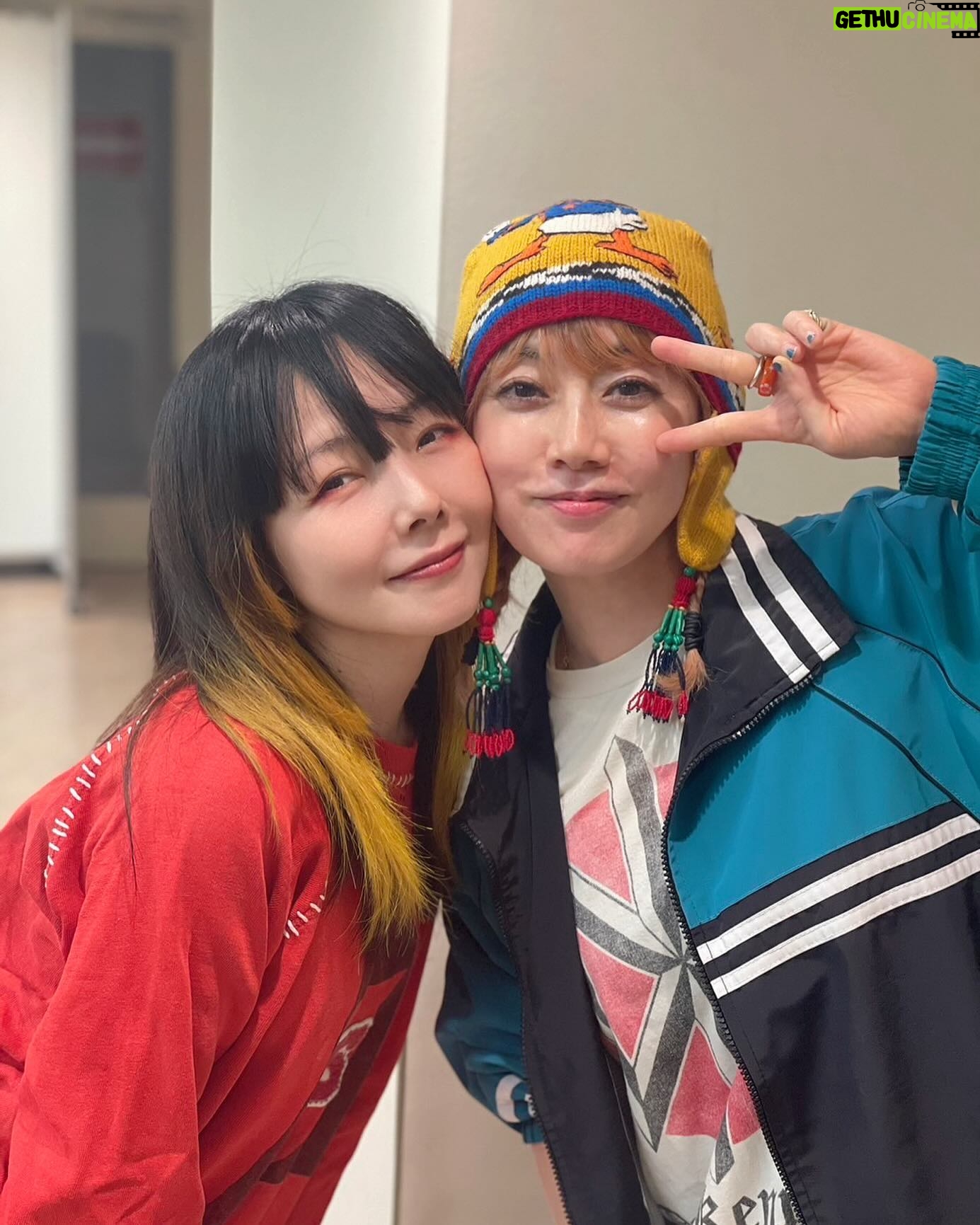 Ami Oonuki - 26.8K Likes - 今年こそ、撮ってすぐ出し系のインスタグラマーになると曇天の空に誓ったのに、あみみってば!てことで、aikoの武道館ライブ行った時の写真〜❤️一緒に写真撮ろーってなって、あの子ってば…急に…ほっぺくっつけてきたの!!!!!!!!!!なんなん!!!かっわいいいいい!!!!!しぬかとおもった!!!!!!
#puffy #puffyamiyumi #aiko #あいことあみこ #嬉しそうな顔のあみこ #お外に出ないaikoに桜の開花情報を伝えるあみこ #aikoのライブのパンフレットの謎解きが難しいあみこ #今回のツアーもとても楽しめたよね☺️ #こんなにも満足度の高いライブはそんなにないと思う #ラッキーなことにほぼ毎ツアー観に行けてるけど #ぼっち参戦でも安心して爆笑できるライブなんなん