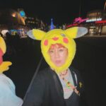 Ami Oonuki Instagram - 先日のUSJも年の瀬になって投下。お天気も良くてクリスマスツリーもあって最高の一日だった〜☺️絶対また行くし。マリオカート、娘小狸に負けたの悔しかったからリベンジしたい。来春には新しいエリアできるらしくそちらも楽しみや！ #puffy #puffyamiyumi #usj #universalstudiojapan #jaws #サメ肉ナゲット #パッケージ可愛い🥰🦈 #nintendoworld #parksidegrille #ここでご飯初めて食べたけどめちゃ美味しかった #そしてもう終わっちゃう #spiderman #惜しんで2回乗った #大きなクリスマスツリーめちゃ綺麗だった✨ #娘小狸に教えてもらった最近の自撮り方法で撮ってみる子持ちのピカチュウ
