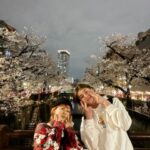 Ami Oonuki Instagram - 桜の季節になりました🌸 わたしのゲーム友達、翔くん @sho0509official と夜桜を通り過ぎて開花をチェック。目黒川の桜は俺たちが、守る‼️と言いたい気持ちが全くなくなるぐらい人が多い。 #puffy #puffyamiyumi #翔 #超無敵クラス出てるよ #MVPもらってた😂 #初めて会った時から #随分と背も伸びて大人になったのに #ずっとわたしのこと #ものすごいゲーマーだと思ってくれてるよね #確かに隙あらばゲームしてるから間違っちゃいないけど #esports勧められても #そこまでやり込んでる50代主婦いないよ #本業もあるんだよ #でも翔くんFPSも上手だし #ゲーム配信してほしい #そんでコラボ配信とかしたいけど #もうFPSは目で追えなくなって来た… #敵が見えない… #エイムも合わない… #反応できない… #老いを感じたのがFPSってことは #もーちょい緩めのゲームならできるってことか #一旦また集まろ🎮 #翔くんが昔作ってくれたブレスレット #切れないように大事にしまってあるんだけど #切れたらまた作ってくれよな #エビのついたブレスレット🦐