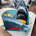 Ami Oonuki Instagram - 先日のUSJも年の瀬になって投下。お天気も良くてクリスマスツリーもあって最高の一日だった〜☺️絶対また行くし。マリオカート、娘小狸に負けたの悔しかったからリベンジしたい。来春には新しいエリアできるらしくそちらも楽しみや！ #puffy #puffyamiyumi #usj #universalstudiojapan #jaws #サメ肉ナゲット #パッケージ可愛い🥰🦈 #nintendoworld #parksidegrille #ここでご飯初めて食べたけどめちゃ美味しかった #そしてもう終わっちゃう #spiderman #惜しんで2回乗った #大きなクリスマスツリーめちゃ綺麗だった✨ #娘小狸に教えてもらった最近の自撮り方法で撮ってみる子持ちのピカチュウ