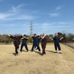 Ami Oonuki Instagram - 待たせたな…お前達。ということで、事後報告系インスタグラマーでお馴染みのPのAこと、流川楓親衛隊隊長です。特技は甘い蜜柑を見分けることです🍊　さて先日の初フェス「ジゴロック2024」での模様です。本番前の我々。緊張の面持ち🫶👶🏻🍤🙄　第一回ジゴロックに参加できて嬉しかったです！めちゃくちゃ楽しかったし、ロケーションもホスピタリティも音もストレス無く最高の一日でした☺️ 観てくれたみなさんありがとう‼️来年もまた開催されるに決まってる！PUFFYも出たいと思ってる！大分大好きや💕 #puffy #puffyamiyumi #ジゴロック2024 #一枚目は集合写真にあるまじき配置 #ムズムズする… #二枚目はそれぞれが思うかっこいいポーズでと言われた結果 #三枚目はかっこいいポーズの別パターンをくださいと言われた結果 #四枚目はお花を積みに行ったが為にリーダーシップを取る羽目になった新井くんをせせら笑う我々 #五枚目はテレタビーズシルエットの我々 #メンバーは #ベース木下裕晴さん #ギター新井弘毅くん #ドラム山口美代子チャン #キーボードは村山潤ことMJ #ようやくムラジュン #色んな意味でようやく登場 #大分名物たくさん食べさせてもらった #わたしはすっかり #りゅうきゅうの虜