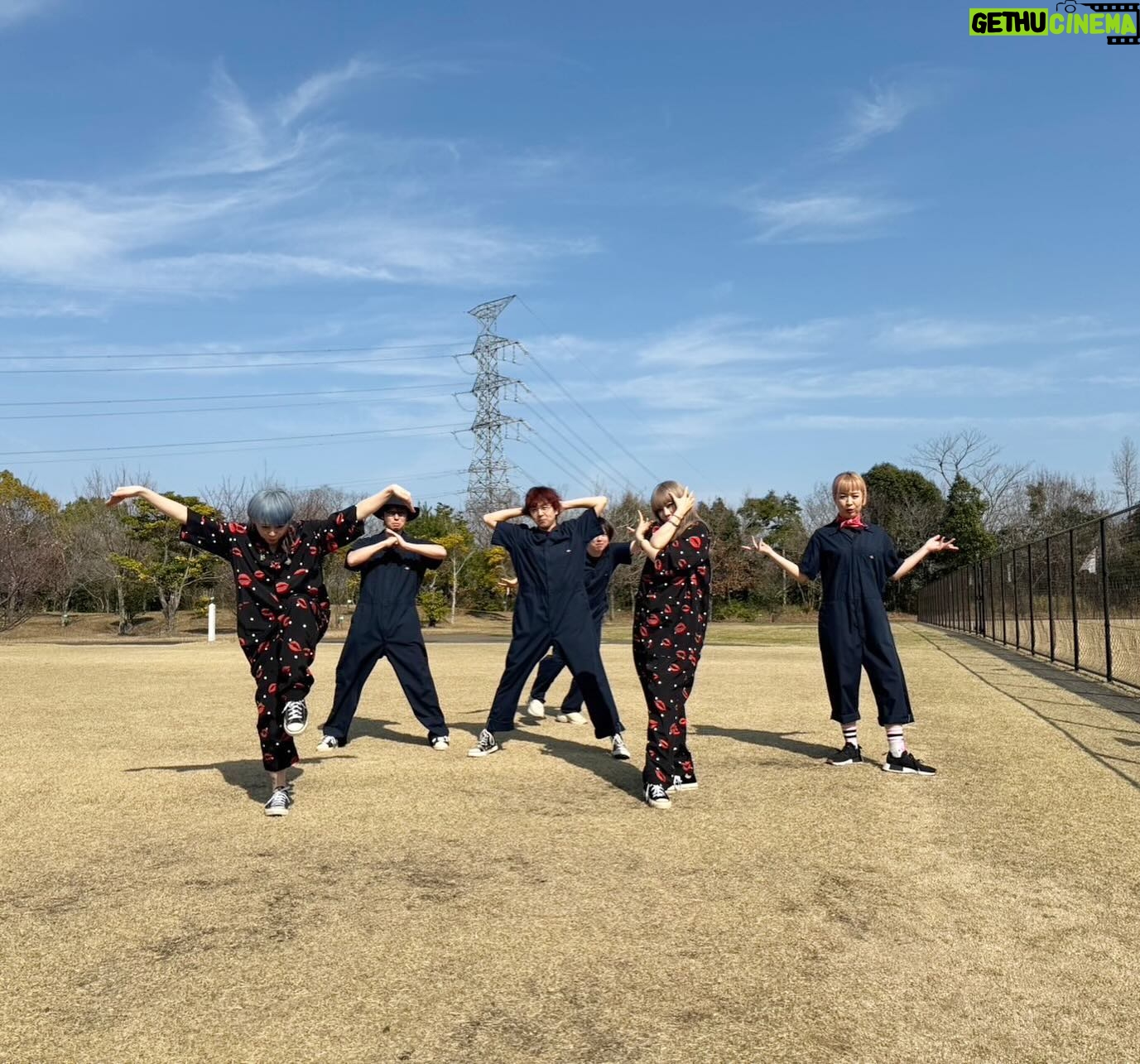 Ami Oonuki Instagram - 待たせたな…お前達。ということで、事後報告系インスタグラマーでお馴染みのPのAこと、流川楓親衛隊隊長です。特技は甘い蜜柑を見分けることです🍊 さて先日の初フェス「ジゴロック2024」での模様です。本番前の我々。緊張の面持ち🫶👶🏻🍤🙄 第一回ジゴロックに参加できて嬉しかったです!めちゃくちゃ楽しかったし、ロケーションもホスピタリティも音もストレス無く最高の一日でした☺️ 観てくれたみなさんありがとう‼️来年もまた開催されるに決まってる!PUFFYも出たいと思ってる!大分大好きや💕 #puffy #puffyamiyumi #ジゴロック2024 #一枚目は集合写真にあるまじき配置 #ムズムズする… #二枚目はそれぞれが思うかっこいいポーズでと言われた結果 #三枚目はかっこいいポーズの別パターンをくださいと言われた結果 #四枚目はお花を積みに行ったが為にリーダーシップを取る羽目になった新井くんをせせら笑う我々 #五枚目はテレタビーズシルエットの我々 #メンバーは #ベース木下裕晴さん #ギター新井弘毅くん #ドラム山口美代子チャン #キーボードは村山潤ことMJ #ようやくムラジュン #色んな意味でようやく登場 #大分名物たくさん食べさせてもらった #わたしはすっかり #りゅうきゅうの虜
