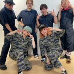 Ami Oonuki Instagram - 昨日はACO CHILL CAMPでした！観てくれた皆さんありがとう！！第10回目を迎えたアコチルはいつも暖かく迎えてくれてほっこりしちゃって、気付いたらみんなでぬいぐるみメイクしちゃってた🧸💕みんなおかわ🩵 #puffy #puffyamiyumi #acochillcamp2024 #メンバーは後列左から #キーボード皆川真人さん #ちんみな #一番メイクがノッてる #時計じかけのオレンジ出てたよ #ベース木下裕晴さん #いるよねこういうマダム #ギター堂島孝平くん #ギターというよりギターボーカルでいい #それぐらい歌って欲しい #ごぶごぶでも会ったけど #今回も堂島孝平の無駄遣い #いや #贅沢遣いだな #ドラム山口美代子チャン #みよちゃんはメイクする時の鏡ちいちゃいでおなじみw #客席に肩車されたキッズがたくさん #ダイブするのかと思ったよね #キッズと大人がどっちも楽しそうで #良いフェスだよね #そして音楽は尊い☺️
