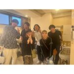 Ami Oonuki Instagram - 先日、Chocomooちゃん ( ＠yukachocomoo)と娘小狸と一緒に、かが屋×スクールゾーンの「人肌」という贅沢コラボライブに行って来ました☺️ スクールゾーンはしも( @schoolzonehsm )のストーリーで告知を見た時から「行くしか！！」と思っていたので、行けてほんとに良かったぁ🥰 どちらも好きなわたしには夢のコラボで、交互に繰り広げられるネタと後半のゲームコーナーも、KPOPアイドルのファンミ気分で最高に楽しかった〜！！！！またやってほしい！時間短かった〜！ #puffy #puffyamiyumi #かが屋 #スクールゾーン #人肌 #Chocomoo #チョコちゃんとは飛び込み映画とか #飛び込みお笑いライブをよくします #ほんでゲラゲラ笑ってご飯食べてマッサージ行って解散 #心身ともに健康コース #娘小狸とはしもは #オンラインゲーム仲間だったので #この日はオフ会気分 #どっちのステージも女装が絶えない #俵山くんに至っては女装がデフォイメージ #ウィッグなしの俵山くんは小5の髪型 #楽屋挨拶行ったら #前にチョコちゃんと飛び込み∞ホールで観た #そいつどいつさんいた笑 #写真撮ろーってなったら加賀くんがいなくなって #しばらく待ってたら #奥からどえらい長タマレンズのカメラ持って来て #狭い楽屋の端から撮ってくれた #とてもあたたかみのある素敵な写真撮れたけど #加賀くんがいないという… #そんでみんなではしものiPhoneで撮ってもらったら #すーごいふんわりした写真撮れてた笑 #どっちも良いよねって話！😂 #50歳のピースこれだよw