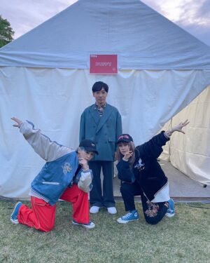 Ami Oonuki Instagram - 先日の楽しかったごぶごぶフェス、CEO浜田さんと奥田民生さんのステージで大活躍のごぶごぶバンドは、堂島孝平くんが弾いたり歌ったりのバンマスでした〜！！堂島くんとは同じSMAだったり曲を書いてもらったりお寿司を食べに行ったり藤井隆さんと共に小池栄子社長の下で働いたり、なんだかんだ長い付き合い☺️ちなみに今日のアコチルも一緒や✨
#puffy #puffyamiyumi #堂島孝平 #SMAメイツ #epro #堂島くんのライブは本当に面白くて上手い歌が聴けて #お値段以上 #本日は一緒にアコチル #PUFFYのアコースティック系 #堂島くんに頼りがち #なので今日も堂島くんいてこその感じにしました #ものすごいシンガーソングライターなのに #ちょいちょい来てくれてありがとう #生きてるうちに行っといた方がいいライブに #堂島孝平入れとく #3人目のキンキか #3人目のパフィーか
