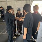 Ami Oonuki Instagram - 待たせたな…お前達。ということで、事後報告系インスタグラマーでお馴染みのPのAこと、流川楓親衛隊隊長です。特技は甘い蜜柑を見分けることです🍊　さて先日の初フェス「ジゴロック2024」での模様です。本番前の我々。緊張の面持ち🫶👶🏻🍤🙄　第一回ジゴロックに参加できて嬉しかったです！めちゃくちゃ楽しかったし、ロケーションもホスピタリティも音もストレス無く最高の一日でした☺️ 観てくれたみなさんありがとう‼️来年もまた開催されるに決まってる！PUFFYも出たいと思ってる！大分大好きや💕 #puffy #puffyamiyumi #ジゴロック2024 #一枚目は集合写真にあるまじき配置 #ムズムズする… #二枚目はそれぞれが思うかっこいいポーズでと言われた結果 #三枚目はかっこいいポーズの別パターンをくださいと言われた結果 #四枚目はお花を積みに行ったが為にリーダーシップを取る羽目になった新井くんをせせら笑う我々 #五枚目はテレタビーズシルエットの我々 #メンバーは #ベース木下裕晴さん #ギター新井弘毅くん #ドラム山口美代子チャン #キーボードは村山潤ことMJ #ようやくムラジュン #色んな意味でようやく登場 #大分名物たくさん食べさせてもらった #わたしはすっかり #りゅうきゅうの虜