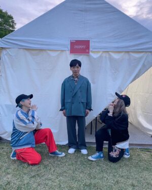 Ami Oonuki Instagram - 先日の楽しかったごぶごぶフェス、CEO浜田さんと奥田民生さんのステージで大活躍のごぶごぶバンドは、堂島孝平くんが弾いたり歌ったりのバンマスでした〜！！堂島くんとは同じSMAだったり曲を書いてもらったりお寿司を食べに行ったり藤井隆さんと共に小池栄子社長の下で働いたり、なんだかんだ長い付き合い☺️ちなみに今日のアコチルも一緒や✨
#puffy #puffyamiyumi #堂島孝平 #SMAメイツ #epro #堂島くんのライブは本当に面白くて上手い歌が聴けて #お値段以上 #本日は一緒にアコチル #PUFFYのアコースティック系 #堂島くんに頼りがち #なので今日も堂島くんいてこその感じにしました #ものすごいシンガーソングライターなのに #ちょいちょい来てくれてありがとう #生きてるうちに行っといた方がいいライブに #堂島孝平入れとく #3人目のキンキか #3人目のパフィーか
