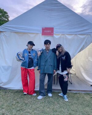 Ami Oonuki Instagram - 先日の楽しかったごぶごぶフェス、CEO浜田さんと奥田民生さんのステージで大活躍のごぶごぶバンドは、堂島孝平くんが弾いたり歌ったりのバンマスでした〜！！堂島くんとは同じSMAだったり曲を書いてもらったりお寿司を食べに行ったり藤井隆さんと共に小池栄子社長の下で働いたり、なんだかんだ長い付き合い☺️ちなみに今日のアコチルも一緒や✨
#puffy #puffyamiyumi #堂島孝平 #SMAメイツ #epro #堂島くんのライブは本当に面白くて上手い歌が聴けて #お値段以上 #本日は一緒にアコチル #PUFFYのアコースティック系 #堂島くんに頼りがち #なので今日も堂島くんいてこその感じにしました #ものすごいシンガーソングライターなのに #ちょいちょい来てくれてありがとう #生きてるうちに行っといた方がいいライブに #堂島孝平入れとく #3人目のキンキか #3人目のパフィーか