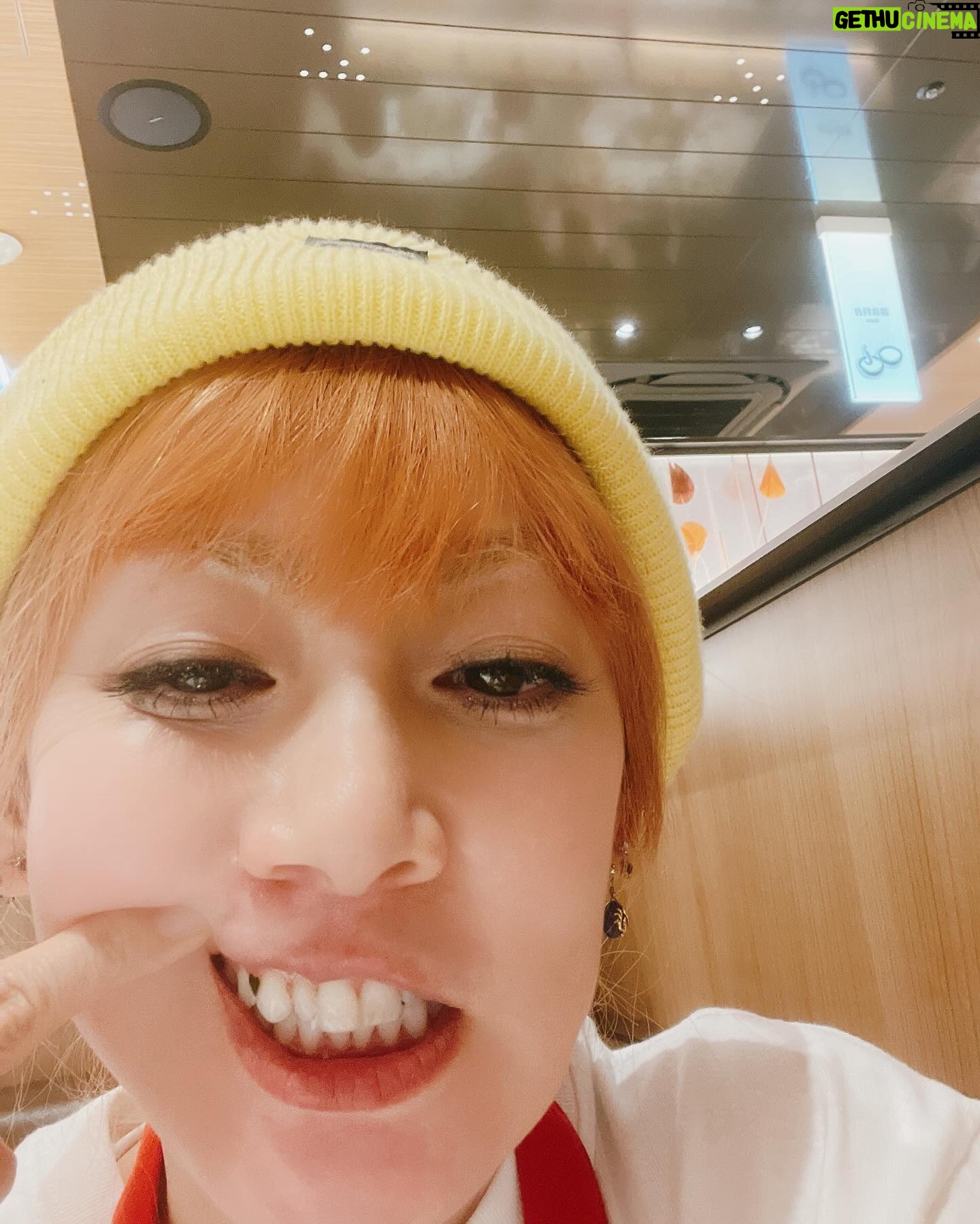 Ami Oonuki Instagram - 謎解きしてると疲れを忘れてずっと元気でいられる。これって…!ということで、ちょっと前だけど最高に楽しい九州ガールズと謎を解いた後の火鍋!わたしの歯、ここにフードスポットがあるっぽい🦷🥬 #puffy #puffyamiyumi #歯に何かしらをよく詰めてる方 #リアル脱出ゲーム #名探偵コナン #scrap #チョコレート殺人事件聞き込み編 #ややこしい聞き込みすな #謎解きっ子倶楽部 謎解きハイってあるよね #フードスポットに貯めておくと #緊急時に活躍するか #虫歯になるから #ガキのみなさんは真似すんなよ! #歯医者さんに怒られるからな!