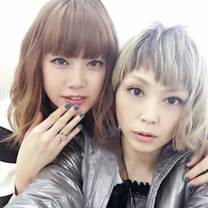 Ami Oonuki Instagram - 昨日、5/13で28歳迎えました！永遠のフレッシュな果実でお馴染みのPUFFYの長きにわたる活動、見守り&チヤホヤありがとうございます！✨
昨日は日頃応援してくださっている熱心なワンフーの皆さんとミーティングをし、かなり濃密な激ヤバ論争タイムを過ごしました。あっという間に会場の閉館時間になってしまいましたが、物足りないぐらいが次に繋がるとウォルトディズニーも言ってたとか言ってないとか。いつも隣に由美ちゃんがいる当たり前の贅沢をモチベに、多少のつらいことは乗り越えようと思います。
#puffy #puffyamiyumi #28年目を迎えました #フレッシュな果実 #28年間熟成寸前 #makingtheroadto30 #PUFFYのファンtoミ #来てビックリのミーティング #ミーグリっちゃミーグリ #色々な意見が聞けて良かったです #来てくれた皆さんありがとう！ #来れなかった皆さんも次があることを祈って #もしくは激しく事務所に言ってください #やればできる #夢は叶う #夢は死なへん #dizzysunfistやん #昨日の感想はPUFFYオフィシャルのDMまでお願いします #まだまだ聞きたいこといっぱい #なるべく沢山の方の意見が聞きたいので #今回手を挙げれなかった方も #次こそは気軽に手を挙げてくれよな #30周年までコンスタントに続けていけたらいいよな #連れてきた友達の感想も教えてほしい
