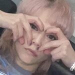 Ami Oonuki Instagram - いつまで由美の誕生日気分なんだよ‼️という声が事務所から届いた気がしたので、たまには事務所の言うことを聞こうと思います。 ／ PUFFY LIVE「Road to 30」 SNSキャンペーン開催 ＼ 「Road to 30」と銘打った、デビュー30周年に向けて行っていく第一弾となる2/10(土)一宮市市民会館でのライブが近づいてきました！ こちらをさらに盛り上げるべくPUFFY初となるSNSキャンペーンを開催！ ＜参加の仕方＞ ①PUFFYスタッフの「X」のアカウントをフォロー https://twitter.com/PUFFY ②「#PUFFY_ROADTO30」とライブで聞きたいPUFFY楽曲名を書いてSNSキャンペーン告知の投稿を引用ポスト 投稿期間 : 2024/2/1(木)～2/7(水) 上記にて引用ポストしてくださった方の中から抽選で10名様に 「Road to 30」オリジナルステッカー2枚組(非販売)をプレゼント！ あなたがライブで聞きたいPUFFY楽曲を是非教えてください！ #puffy #puffyamiyumi #PUFFY_ROADTO30 #ということでスタッフから送られた文言を間違えないようにコピペしてみたけど #気付いた…？ #これ後ろに絶対何か写ってるよね… #人の顔みたいなの絶対いるよね #いやーヤバイでしょ #もうパンドラの箱開けちゃったんだよね #もうわかるよね #しかも目細めてじっと見てたら #もうマーキングされてるんだよね #666って浮かび上がってくるよね #もうヤバイでしょ #この文字も打ってるんじゃなくて誰かに打たされてるんだよね #誰かが牛耳ってるんだよね #目を強調したこのハンドサイン #目のサインと言えばアレだよね #そして指で大きなハートを作ってるよね #これヤバイでしょ #団体規模の大きな愛情を表してるよね #参加するかしないかは貴方次第
