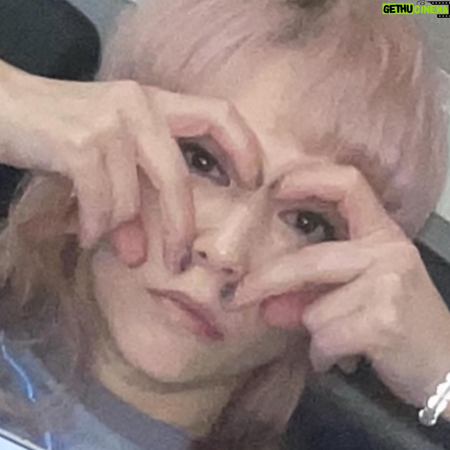 Ami Oonuki Instagram - いつまで由美の誕生日気分なんだよ‼️という声が事務所から届いた気がしたので、たまには事務所の言うことを聞こうと思います。 / PUFFY LIVE「Road to 30」 SNSキャンペーン開催 \ 「Road to 30」と銘打った、デビュー30周年に向けて行っていく第一弾となる2/10(土)一宮市市民会館でのライブが近づいてきました! こちらをさらに盛り上げるべくPUFFY初となるSNSキャンペーンを開催! <参加の仕方> ①PUFFYスタッフの「X」のアカウントをフォロー https://twitter.com/PUFFY ②「#PUFFY_ROADTO30」とライブで聞きたいPUFFY楽曲名を書いてSNSキャンペーン告知の投稿を引用ポスト 投稿期間 : 2024/2/1(木)~2/7(水) 上記にて引用ポストしてくださった方の中から抽選で10名様に 「Road to 30」オリジナルステッカー2枚組(非販売)をプレゼント! あなたがライブで聞きたいPUFFY楽曲を是非教えてください! #puffy #puffyamiyumi #PUFFY_ROADTO30 #ということでスタッフから送られた文言を間違えないようにコピペしてみたけど #気付いた…? #これ後ろに絶対何か写ってるよね… #人の顔みたいなの絶対いるよね #いやーヤバイでしょ #もうパンドラの箱開けちゃったんだよね #もうわかるよね #しかも目細めてじっと見てたら #もうマーキングされてるんだよね #666って浮かび上がってくるよね #もうヤバイでしょ #この文字も打ってるんじゃなくて誰かに打たされてるんだよね #誰かが牛耳ってるんだよね #目を強調したこのハンドサイン #目のサインと言えばアレだよね #そして指で大きなハートを作ってるよね #これヤバイでしょ #団体規模の大きな愛情を表してるよね #参加するかしないかは貴方次第