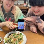Ami Oonuki Instagram - 昨日(1/30)の吉村由美さんお誕生日投稿に沢山のコメントありがとうございました！インスタグラムというものを知らない由美ちゃんに時間の許す限り読み上げたところ、照れた御様子できゃわ😍でした。本日も2/10に愛知県での久々のワンマンライブに向けてリハーサルでしたが、リハ後に由美ちゃんはお友達とお誕生日会をしに行ってしまったので、場所は把握しているけど誘われてないので無理矢理行くわけにもいかず……残されたアタイらで馴染みのカフェにて「推し不在のお誕生日会」を遂行致しました🥳🥳🥳🥳　推しのめでてぇ誕生日や〜🫶💕 #puffy #puffyamiyumi #吉村由美 #由美ちゃんお誕生日おめでとう #しかし本人はパーティー行かなあかんねん #場所把握してるの怖ぁ😂 #推し不在のお誕生日会🎂✨ #楽しかった〜🥳 #由美ちゃんにお味噌汁を飲ませてあげてる亜美 #手の血管が亜美パパそっくりや #加工されて可愛い岡本啓佑くん #ニラレバ定食のレバーで由美ちゃんの鉄分をアップしてあげてるけど加工が反映されなかった渡辺シュンスケくん #加工前の写真は実物よりおじさんに写ってると言ってたので本人そのものの新井弘毅くん #お祝いされた可愛いツインテ由美ちゃん #オフは笹野さんになる由美ちゃん
