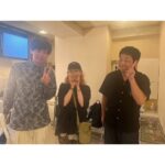 Ami Oonuki Instagram - 先日、Chocomooちゃん ( ＠yukachocomoo)と娘小狸と一緒に、かが屋×スクールゾーンの「人肌」という贅沢コラボライブに行って来ました☺️ スクールゾーンはしも( @schoolzonehsm )のストーリーで告知を見た時から「行くしか！！」と思っていたので、行けてほんとに良かったぁ🥰 どちらも好きなわたしには夢のコラボで、交互に繰り広げられるネタと後半のゲームコーナーも、KPOPアイドルのファンミ気分で最高に楽しかった〜！！！！またやってほしい！時間短かった〜！ #puffy #puffyamiyumi #かが屋 #スクールゾーン #人肌 #Chocomoo #チョコちゃんとは飛び込み映画とか #飛び込みお笑いライブをよくします #ほんでゲラゲラ笑ってご飯食べてマッサージ行って解散 #心身ともに健康コース #娘小狸とはしもは #オンラインゲーム仲間だったので #この日はオフ会気分 #どっちのステージも女装が絶えない #俵山くんに至っては女装がデフォイメージ #ウィッグなしの俵山くんは小5の髪型 #楽屋挨拶行ったら #前にチョコちゃんと飛び込み∞ホールで観た #そいつどいつさんいた笑 #写真撮ろーってなったら加賀くんがいなくなって #しばらく待ってたら #奥からどえらい長タマレンズのカメラ持って来て #狭い楽屋の端から撮ってくれた #とてもあたたかみのある素敵な写真撮れたけど #加賀くんがいないという… #そんでみんなではしものiPhoneで撮ってもらったら #すーごいふんわりした写真撮れてた笑 #どっちも良いよねって話！😂 #50歳のピースこれだよw