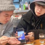 Ami Oonuki Instagram - 昨日(1/30)の吉村由美さんお誕生日投稿に沢山のコメントありがとうございました！インスタグラムというものを知らない由美ちゃんに時間の許す限り読み上げたところ、照れた御様子できゃわ😍でした。本日も2/10に愛知県での久々のワンマンライブに向けてリハーサルでしたが、リハ後に由美ちゃんはお友達とお誕生日会をしに行ってしまったので、場所は把握しているけど誘われてないので無理矢理行くわけにもいかず……残されたアタイらで馴染みのカフェにて「推し不在のお誕生日会」を遂行致しました🥳🥳🥳🥳　推しのめでてぇ誕生日や〜🫶💕 #puffy #puffyamiyumi #吉村由美 #由美ちゃんお誕生日おめでとう #しかし本人はパーティー行かなあかんねん #場所把握してるの怖ぁ😂 #推し不在のお誕生日会🎂✨ #楽しかった〜🥳 #由美ちゃんにお味噌汁を飲ませてあげてる亜美 #手の血管が亜美パパそっくりや #加工されて可愛い岡本啓佑くん #ニラレバ定食のレバーで由美ちゃんの鉄分をアップしてあげてるけど加工が反映されなかった渡辺シュンスケくん #加工前の写真は実物よりおじさんに写ってると言ってたので本人そのものの新井弘毅くん #お祝いされた可愛いツインテ由美ちゃん #オフは笹野さんになる由美ちゃん