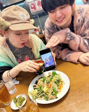 Ami Oonuki Instagram - 昨日(1/30)の吉村由美さんお誕生日投稿に沢山のコメントありがとうございました！インスタグラムというものを知らない由美ちゃんに時間の許す限り読み上げたところ、照れた御様子できゃわ😍でした。本日も2/10に愛知県での久々のワンマンライブに向けてリハーサルでしたが、リハ後に由美ちゃんはお友達とお誕生日会をしに行ってしまったので、場所は把握しているけど誘われてないので無理矢理行くわけにもいかず……残されたアタイらで馴染みのカフェにて「推し不在のお誕生日会」を遂行致しました🥳🥳🥳🥳　推しのめでてぇ誕生日や〜🫶💕
#puffy #puffyamiyumi #吉村由美 #由美ちゃんお誕生日おめでとう #しかし本人はパーティー行かなあかんねん #場所把握してるの怖ぁ😂 #推し不在のお誕生日会🎂✨ #楽しかった〜🥳 #由美ちゃんにお味噌汁を飲ませてあげてる亜美 #手の血管が亜美パパそっくりや #加工されて可愛い岡本啓佑くん #ニラレバ定食のレバーで由美ちゃんの鉄分をアップしてあげてるけど加工が反映されなかった渡辺シュンスケくん #加工前の写真は実物よりおじさんに写ってると言ってたので本人そのものの新井弘毅くん #お祝いされた可愛いツインテ由美ちゃん #オフは笹野さんになる由美ちゃん