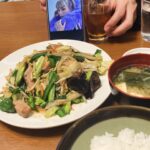 Ami Oonuki Instagram - 昨日(1/30)の吉村由美さんお誕生日投稿に沢山のコメントありがとうございました！インスタグラムというものを知らない由美ちゃんに時間の許す限り読み上げたところ、照れた御様子できゃわ😍でした。本日も2/10に愛知県での久々のワンマンライブに向けてリハーサルでしたが、リハ後に由美ちゃんはお友達とお誕生日会をしに行ってしまったので、場所は把握しているけど誘われてないので無理矢理行くわけにもいかず……残されたアタイらで馴染みのカフェにて「推し不在のお誕生日会」を遂行致しました🥳🥳🥳🥳　推しのめでてぇ誕生日や〜🫶💕 #puffy #puffyamiyumi #吉村由美 #由美ちゃんお誕生日おめでとう #しかし本人はパーティー行かなあかんねん #場所把握してるの怖ぁ😂 #推し不在のお誕生日会🎂✨ #楽しかった〜🥳 #由美ちゃんにお味噌汁を飲ませてあげてる亜美 #手の血管が亜美パパそっくりや #加工されて可愛い岡本啓佑くん #ニラレバ定食のレバーで由美ちゃんの鉄分をアップしてあげてるけど加工が反映されなかった渡辺シュンスケくん #加工前の写真は実物よりおじさんに写ってると言ってたので本人そのものの新井弘毅くん #お祝いされた可愛いツインテ由美ちゃん #オフは笹野さんになる由美ちゃん