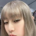 Ami Oonuki Instagram - 山フェスの時のアイメイクはこんな感じでした。ヘアメイクともちゃん @tomoe___nakayama はいつも新しいアタイを見つけてくれる…ほんまラブやで🫶 ミントグリーンの綺麗なアイラインを太めに引いた感じだと思うんだけど、昭和感も出ず(ベースは昭和ヨンパチ)いまどき且つ品があって、流石だと思う…。自分でもやってみたいけど、絶対初期ラムちゃんみたいになっちゃう(いいやん👍) #puffy #puffyamiyumi #山フェス #ヘアメイク備忘録 #さも自分でやった風な備忘録 #ともちゃんと一緒に #いやせめて近所に住みたい #そしたらしょっちゅうこんなのしてもらえるのに〜 #家の庭にプレハブ建てて #住まわせようかな… #そしたらうちの双子の男子たちと #一緒に育って… #甲子園に… #あかん #うち一人娘しか居なかった #耳が出る #夏は耳日焼けします