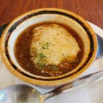 Ami Oonuki Instagram - あまり一人でお店で食べたりしない亜美が、結構一人で行くロイヤルホストにて。大好きなオニオングラタンスープと食いしんぼうのシェフサラダ。先日藤井隆店長 @slenderie_record_fujii_takashi が繋いでいただいたご縁で、ロイヤルホストさんに素敵なプレゼントと割引券をいただいたので図々しく訪れました🫶💕ありがとうございました！最高🥰 #royalhost #ロイヤルホスト #オニオングラタンスープ #食いしんぼうのシェフサラダブランチセット #遅めのお昼にちょうど良かった #これ頼むと食いしんぼうだと思われるのか #気になったけどまぁいいでしょう #いつか絶対 #コスモドリア食べるんだ！