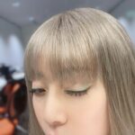 Ami Oonuki Instagram - 山フェスの時のアイメイクはこんな感じでした。ヘアメイクともちゃん @tomoe___nakayama はいつも新しいアタイを見つけてくれる…ほんまラブやで🫶 ミントグリーンの綺麗なアイラインを太めに引いた感じだと思うんだけど、昭和感も出ず(ベースは昭和ヨンパチ)いまどき且つ品があって、流石だと思う…。自分でもやってみたいけど、絶対初期ラムちゃんみたいになっちゃう(いいやん👍) #puffy #puffyamiyumi #山フェス #ヘアメイク備忘録 #さも自分でやった風な備忘録 #ともちゃんと一緒に #いやせめて近所に住みたい #そしたらしょっちゅうこんなのしてもらえるのに〜 #家の庭にプレハブ建てて #住まわせようかな… #そしたらうちの双子の男子たちと #一緒に育って… #甲子園に… #あかん #うち一人娘しか居なかった #耳が出る #夏は耳日焼けします