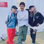 Ami Oonuki Instagram - 昨日は第一回ごぶごぶフェス2024、トップバッターでやらせていただきました‼️出演者も豪華ならステージもバックヤードも豪華すぎて、来年やらないつもりで駆け抜けようとしてるのか心配になりましたが、我らがCEO浜田雅功さんが無事来年の開催も約束してくれたので、5月11日はスケジュールガン空けで待機しておく所存です！観てくださった皆さん、スタッフ・関係者の皆さん、ありがとうございました！めちゃくちゃ楽しかった〜✨✨✨ #puffy #puffyamiyumi #ダウンタウン浜田雅功さん #ごぶごぶフェス2024 #CEO #PUFFYトップバッターってことは #実質柿落としなのでは🤔 #お久しぶりの浜田さんは #休む間もなくトークをしたり #いろんな方とお話したり #忙しくされていたので #段々と如実に疲れが見えて参りました #今日も開催されてるので #終わる頃にはえらいこっちゃと思います #でもいつもアミユミに優しくて #民生さんが一緒だったということもあり #勝手に親戚気分☺️ #ド後輩のお父さんだしな #浜田さんにいただいたアマジャンを着た私服のアミユミは #何となく色もマッチして衣装のよう #浜田さんお誕生日おめでとうございました #今日は奥田民生先生ちゃんのお誕生日や🎊