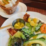 Ami Oonuki Instagram - あまり一人でお店で食べたりしない亜美が、結構一人で行くロイヤルホストにて。大好きなオニオングラタンスープと食いしんぼうのシェフサラダ。先日藤井隆店長 @slenderie_record_fujii_takashi が繋いでいただいたご縁で、ロイヤルホストさんに素敵なプレゼントと割引券をいただいたので図々しく訪れました🫶💕ありがとうございました！最高🥰 #royalhost #ロイヤルホスト #オニオングラタンスープ #食いしんぼうのシェフサラダブランチセット #遅めのお昼にちょうど良かった #これ頼むと食いしんぼうだと思われるのか #気になったけどまぁいいでしょう #いつか絶対 #コスモドリア食べるんだ！