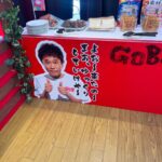 Ami Oonuki Instagram - 昨日は第一回ごぶごぶフェス2024、トップバッターでやらせていただきました‼️出演者も豪華ならステージもバックヤードも豪華すぎて、来年やらないつもりで駆け抜けようとしてるのか心配になりましたが、我らがCEO浜田雅功さんが無事来年の開催も約束してくれたので、5月11日はスケジュールガン空けで待機しておく所存です！観てくださった皆さん、スタッフ・関係者の皆さん、ありがとうございました！めちゃくちゃ楽しかった〜✨✨✨ #puffy #puffyamiyumi #ダウンタウン浜田雅功さん #ごぶごぶフェス2024 #CEO #PUFFYトップバッターってことは #実質柿落としなのでは🤔 #お久しぶりの浜田さんは #休む間もなくトークをしたり #いろんな方とお話したり #忙しくされていたので #段々と如実に疲れが見えて参りました #今日も開催されてるので #終わる頃にはえらいこっちゃと思います #でもいつもアミユミに優しくて #民生さんが一緒だったということもあり #勝手に親戚気分☺️ #ド後輩のお父さんだしな #浜田さんにいただいたアマジャンを着た私服のアミユミは #何となく色もマッチして衣装のよう #浜田さんお誕生日おめでとうございました #今日は奥田民生先生ちゃんのお誕生日や🎊