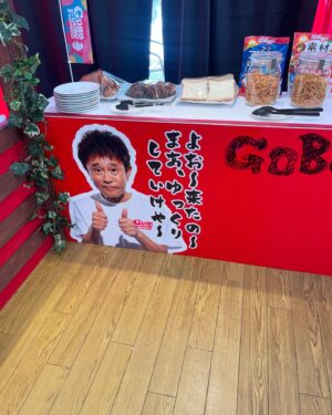 Ami Oonuki Instagram - 昨日は第一回ごぶごぶフェス2024、トップバッターでやらせていただきました‼️出演者も豪華ならステージもバックヤードも豪華すぎて、来年やらないつもりで駆け抜けようとしてるのか心配になりましたが、我らがCEO浜田雅功さんが無事来年の開催も約束してくれたので、5月11日はスケジュールガン空けで待機しておく所存です！観てくださった皆さん、スタッフ・関係者の皆さん、ありがとうございました！めちゃくちゃ楽しかった〜✨✨✨
#puffy #puffyamiyumi  #ダウンタウン浜田雅功さん #ごぶごぶフェス2024 #CEO #PUFFYトップバッターってことは #実質柿落としなのでは🤔 #お久しぶりの浜田さんは #休む間もなくトークをしたり #いろんな方とお話したり #忙しくされていたので #段々と如実に疲れが見えて参りました #今日も開催されてるので #終わる頃にはえらいこっちゃと思います #でもいつもアミユミに優しくて #民生さんが一緒だったということもあり #勝手に親戚気分☺️ #ド後輩のお父さんだしな #浜田さんにいただいたアマジャンを着た私服のアミユミは #何となく色もマッチして衣装のよう #浜田さんお誕生日おめでとうございました #今日は奥田民生先生ちゃんのお誕生日や🎊