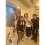 Ami Oonuki Instagram - 先日、Chocomooちゃん ( ＠yukachocomoo)と娘小狸と一緒に、かが屋×スクールゾーンの「人肌」という贅沢コラボライブに行って来ました☺️ スクールゾーンはしも( @schoolzonehsm )のストーリーで告知を見た時から「行くしか！！」と思っていたので、行けてほんとに良かったぁ🥰 どちらも好きなわたしには夢のコラボで、交互に繰り広げられるネタと後半のゲームコーナーも、KPOPアイドルのファンミ気分で最高に楽しかった〜！！！！またやってほしい！時間短かった〜！ #puffy #puffyamiyumi #かが屋 #スクールゾーン #人肌 #Chocomoo #チョコちゃんとは飛び込み映画とか #飛び込みお笑いライブをよくします #ほんでゲラゲラ笑ってご飯食べてマッサージ行って解散 #心身ともに健康コース #娘小狸とはしもは #オンラインゲーム仲間だったので #この日はオフ会気分 #どっちのステージも女装が絶えない #俵山くんに至っては女装がデフォイメージ #ウィッグなしの俵山くんは小5の髪型 #楽屋挨拶行ったら #前にチョコちゃんと飛び込み∞ホールで観た #そいつどいつさんいた笑 #写真撮ろーってなったら加賀くんがいなくなって #しばらく待ってたら #奥からどえらい長タマレンズのカメラ持って来て #狭い楽屋の端から撮ってくれた #とてもあたたかみのある素敵な写真撮れたけど #加賀くんがいないという… #そんでみんなではしものiPhoneで撮ってもらったら #すーごいふんわりした写真撮れてた笑 #どっちも良いよねって話！😂 #50歳のピースこれだよw