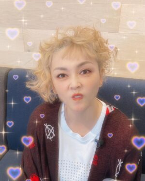 Ami Oonuki Instagram - 本日ぅうううう！！！吉村由美さんのぉおおおおお！！！お誕生日ぃいいいいいいぇあ！！！ということで、今日も今日とて絶賛仕事中ですが色んな可愛い由美ちゃんのオフショットを集めてみましたの🩷🩷🩷
まじでこんな可愛い子なかなかいないと思うっぴ❣️🍬🍦🍨🍩🍫🍪由美ちゃんの隣に居る時間コンテストでぶっちぎりの優勝を飾った亜美が、自信を持ってお届けする可愛い由美ちゃんご堪能ください😍
#puffy #puffyamiyumi #吉村由美 #寝屋川のアナコンダ #一杯目早子🍺 #キティマオ #ケテエちゃん #色んなあだ名がありました #そんな由美ちゃんも #lv49 #写真はイカゲームに参加した由美ちゃんや #流行りのアプリの由美ちゃん #ハートに囲まれてキメ顔の由美ちゃん #美味しそうなスイーツ食べてる由美ちゃん #毎年一緒にカニ食べ行ってる由美ちゃん #いやー暑くて参っちゃうよねの由美ちゃん #だんだんと笹野さんになる由美ちゃん #もっと載せたいのになー #どれもこれも可愛すぎてゲロ吐きそう🐸 #ずっと愛でてられる子が隣にいるしあわせ #おたおめ中のおたおめ #今日を日本の祝日にしたい #仕事入れるけど #明日の由美ちゃんの友達主催の誕生日会 #誘われてないけど偶然なフリしちゃおうかな #場所はわかってる