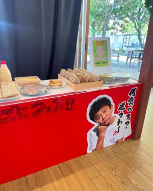 Ami Oonuki Instagram - 昨日は第一回ごぶごぶフェス2024、トップバッターでやらせていただきました‼️出演者も豪華ならステージもバックヤードも豪華すぎて、来年やらないつもりで駆け抜けようとしてるのか心配になりましたが、我らがCEO浜田雅功さんが無事来年の開催も約束してくれたので、5月11日はスケジュールガン空けで待機しておく所存です！観てくださった皆さん、スタッフ・関係者の皆さん、ありがとうございました！めちゃくちゃ楽しかった〜✨✨✨
#puffy #puffyamiyumi  #ダウンタウン浜田雅功さん #ごぶごぶフェス2024 #CEO #PUFFYトップバッターってことは #実質柿落としなのでは🤔 #お久しぶりの浜田さんは #休む間もなくトークをしたり #いろんな方とお話したり #忙しくされていたので #段々と如実に疲れが見えて参りました #今日も開催されてるので #終わる頃にはえらいこっちゃと思います #でもいつもアミユミに優しくて #民生さんが一緒だったということもあり #勝手に親戚気分☺️ #ド後輩のお父さんだしな #浜田さんにいただいたアマジャンを着た私服のアミユミは #何となく色もマッチして衣装のよう #浜田さんお誕生日おめでとうございました #今日は奥田民生先生ちゃんのお誕生日や🎊