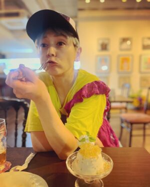 Ami Oonuki Instagram - 本日ぅうううう！！！吉村由美さんのぉおおおおお！！！お誕生日ぃいいいいいいぇあ！！！ということで、今日も今日とて絶賛仕事中ですが色んな可愛い由美ちゃんのオフショットを集めてみましたの🩷🩷🩷
まじでこんな可愛い子なかなかいないと思うっぴ❣️🍬🍦🍨🍩🍫🍪由美ちゃんの隣に居る時間コンテストでぶっちぎりの優勝を飾った亜美が、自信を持ってお届けする可愛い由美ちゃんご堪能ください😍
#puffy #puffyamiyumi #吉村由美 #寝屋川のアナコンダ #一杯目早子🍺 #キティマオ #ケテエちゃん #色んなあだ名がありました #そんな由美ちゃんも #lv49 #写真はイカゲームに参加した由美ちゃんや #流行りのアプリの由美ちゃん #ハートに囲まれてキメ顔の由美ちゃん #美味しそうなスイーツ食べてる由美ちゃん #毎年一緒にカニ食べ行ってる由美ちゃん #いやー暑くて参っちゃうよねの由美ちゃん #だんだんと笹野さんになる由美ちゃん #もっと載せたいのになー #どれもこれも可愛すぎてゲロ吐きそう🐸 #ずっと愛でてられる子が隣にいるしあわせ #おたおめ中のおたおめ #今日を日本の祝日にしたい #仕事入れるけど #明日の由美ちゃんの友達主催の誕生日会 #誘われてないけど偶然なフリしちゃおうかな #場所はわかってる
