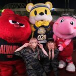 Ami Oonuki Instagram - 昨日はPUFFY in 久々の沖縄〜！でした☺️ なんと「B.LEAGUE ALL-STAR GAME WEEKEND 2024 IN OKINAWA」の前夜祭でライブしてきましたよっと🥳 沖縄でしかもお祭りなんて…ド陰キャ封印して内なるパリピ総動員してパーティーするしかないよね！ってことで、非常に清々しい気候の中、今日からのBリーグが楽しいものになりますようにとキラーチューン盛り盛りでやらせていただきました！観に来てくれたみなさんありがとう🥳🥳 #puffy #puffyamiyumi #BLEAGUEALLSTARGAMEWEEKEND2024 #OKINAWA #ライブ直後に待っててくれたみんなと📸 #ちゃんと観てくれてたみたい #左から #アルバルク東京 #ルーク #有限会社吉村誘導社長 #吉村由美 #宇都宮ブレックス #ブレッキー #PのA #千葉ジェッツ #ジャンボくん #沖縄でみんな楽しそう #バスケの試合観戦すると迫力すごくてめちゃ楽しいよね⛹️🏀 #流川くん探しちゃうよね…