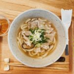 Ami Oonuki Instagram - どうしてもまあちゃんのうどんが食べたくて、夢眠書店にてダラダラしちゃった…🫶 おうどんは初めての豚肉あんかけ生姜うどん❤️ これに仏様のお供えサイズのカレーとアイスココアでキメ☺️ そして別日はネギ入りとろろ焼きとホタルイカとマッシュルームのガーリックソテー(だったっけ？微妙に違う名前の気がする)でもキメ😎 #夢眠書店 #まあちゃんのうどん #まあちゃんのごはん #うどん屋まあちゃん #かつてそう言われた次女まあちゃん #長女贔屓の次女まあちゃん #ラッコが好きなまあちゃん🦦 #まあちゃんは美味しいものを作ってくれるし #シェアもしてくれる #お土産にも持たせてくれる #この日は黒糖シナモンこつぶっこ #ふきのとうみそおにぎりの日もあった #全部美味しかった #ねむちゃんからは雷鳥の里ももらった #総じて我ら夢眠三姉妹 #美味しいものが好き #亜美のネイルが伸び伸びになってるけど #ビヨンセになる夢を諦めきれない証 #このままいったろ #ミホちゃんのネイル全然取れない！