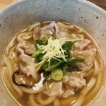 Ami Oonuki Instagram - どうしてもまあちゃんのうどんが食べたくて、夢眠書店にてダラダラしちゃった…🫶 おうどんは初めての豚肉あんかけ生姜うどん❤️ これに仏様のお供えサイズのカレーとアイスココアでキメ☺️ そして別日はネギ入りとろろ焼きとホタルイカとマッシュルームのガーリックソテー(だったっけ？微妙に違う名前の気がする)でもキメ😎 #夢眠書店 #まあちゃんのうどん #まあちゃんのごはん #うどん屋まあちゃん #かつてそう言われた次女まあちゃん #長女贔屓の次女まあちゃん #ラッコが好きなまあちゃん🦦 #まあちゃんは美味しいものを作ってくれるし #シェアもしてくれる #お土産にも持たせてくれる #この日は黒糖シナモンこつぶっこ #ふきのとうみそおにぎりの日もあった #全部美味しかった #ねむちゃんからは雷鳥の里ももらった #総じて我ら夢眠三姉妹 #美味しいものが好き #亜美のネイルが伸び伸びになってるけど #ビヨンセになる夢を諦めきれない証 #このままいったろ #ミホちゃんのネイル全然取れない！