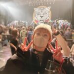 Ami Oonuki Instagram - わたしが2日連チャン通って両日足がつったマイケル・モンロー @michaelmonroeofficial のライブは、どちゃくそ楽しくて終始ハッピーでした☺️ 惜し気なく聴かせてくれるHANOI ROCKSの曲も、ソロのキラーチューンもずっと名曲のままで、湧き上がる気持ちは初めて聴いたあの頃と遜色なくキラキラしてた✨ 当時16歳のアミはTVKの伊藤政則さんの番組にマイケルが出てるのを観て、次は絶対観覧応募する！って思ってました。その数年後まさか自分がTVKに朝4時入りして屋上から帯番組のオープニング撮るなんて思ってもなかったけど。そしてまさかわたしも立ったことのあるステージでマイケルがライブやるなんて。音楽とは夢や理想を軽く凌駕する、ただの尊いものだと再確認🥰 一日目はぼっち参戦だけど会場に行ったらマイケルもサミ・ヤッファもいるから全然寂しくなかったよ🥳 二日目はハノイ世代ではない年下の友達二人連れてったけどとても喜んでくれて、ライブ後めちゃ盛り上がった😂 マイケルは先月から来日してリハとかしてたっぽいのに街で会うこともなく、サイン会の存在も知らずに今日は大阪だったみたいね…まいきゅる〜‼️😭　 #michaelmonroe #HANOIROCKS #puffy #puffyamiyumi #1枚目はわたしが16歳の時に買った写真集 #白夜の騎士 #この時まだライブを観たことがなく #王子様的美しい人だと思っていた #まさかワイヤードのマイクを持ったまま壁を伝ってファンサしに行くとは(8枚目参照) #2枚目は脱ぼっちした証拠のダブルピース #一人だとできないやつ #人に頼む無理無理人見知りだもの #そしてソロメインDAYにも惜しげなく #uparoundthebend #みんな大喜び #カッコいいマイケル #お色直ししたマイケル #サミと仲良しのマイケル #謎のキラキラライトにハマってるご様子のマイケル #また惜しげなくやってくれてイントロからの誘い完璧な #MalibuBeachNightmare #わたしはマイケルを見てsax買いましたが自己流すぎて全然音出なかった #全公演行きたかったけどアミもアミで明日愛知県一宮市でワンマンライブやねん #aikoも名古屋いたから延泊してって言っといた #aiko昨日ライブでPUFFY歌ったんだって💕 #愛されすぎて明日頑張れそう☺️ #マイケルはフィンランド帰っちゃうのかなー #次はサイン会行きたい