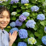 Ami Touma Instagram – 皆さんこんにちは
6月が始まりましたね。
夏の足音がもうすぐそこまで近づいてきてますね！晴れの日は特に暑く感じます。
今月は見たい映画が色々あるので、沢山見に行こうと思います！
おすすめの映画あったら教えてください😊
紫陽花を見つけたので一緒に📸