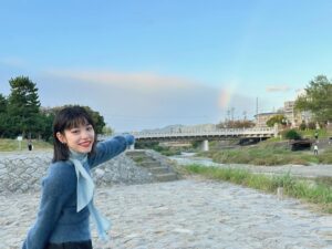 Ami Touma Instagram - Myojo3月号発売中です。
京都で撮影してきました！
上賀茂神社や金閣寺、伏見稲荷大社に行ってきました⛩
初めての金閣寺は、近くで見ても実際に見ている実感がわかないくらい綺麗で圧倒されました！
撮影中虹も発見出来て、初京都観光しっかり満喫してきました。
#Myojo ぜひご覧ください！