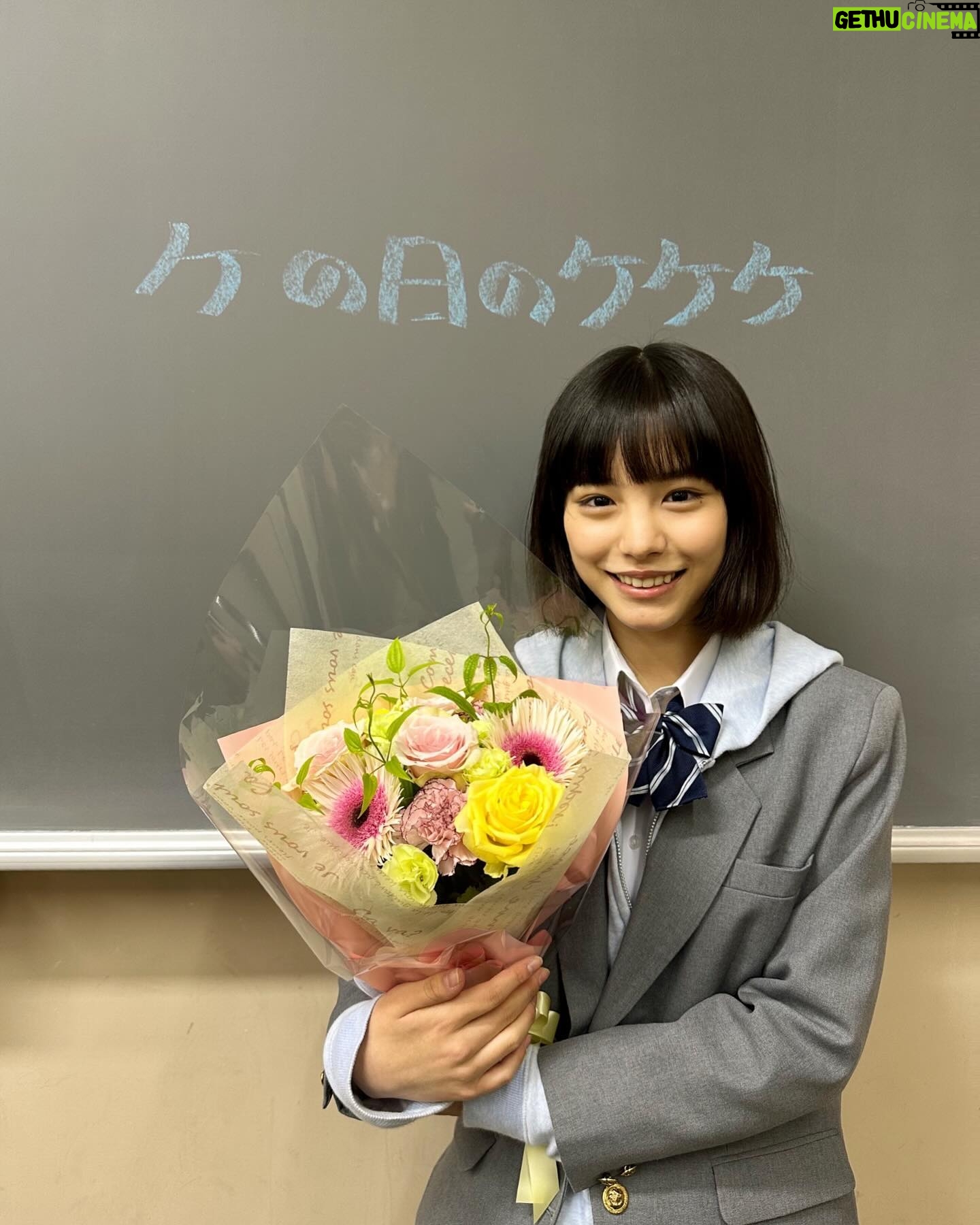 Ami Touma - 25.9K Likes - 「#ケの日のケケケ」いかがだったでしょうか?
撮影中も共演者の皆さんと色々話しながらお芝居ができて、よりあまねのまま過ごす事が出来ました。
あまねだけでなく、進藤君や樹李さん、松木さんや響ちゃんもみんなそれぞれ色んな悩みがあって、どこか生きづらさを抱えながらも、自分なりのペースで前へ進んでいこうとする姿に、そっと背中を押されるような気持ちになりました。
頑張れと応援するのではなく、そっと隣に寄り添ってくれる作品だと思います。何か辛い事があった時、歩みを止めてしまいそうな時、少しでもこの作品を思い出してくれたら嬉しいです。