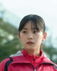 Ami Touma Instagram - 広瀬すずさん主演の映画 「水は海に向かって流れる」に出演させていただくことになりました。 私は大西利空さん演じる熊沢直達くんと同じクラスの泉谷楓役で出演します。 まだ演技経験がほぼなかった時に、参加させていただいた作品で、皆さんに沢山助けてもらいながら撮影したことを思い出します。 6月公開を楽しみにしていてください。 #前田哲監督 #広瀬すず さん #大西利空 さん #高良健吾 さん