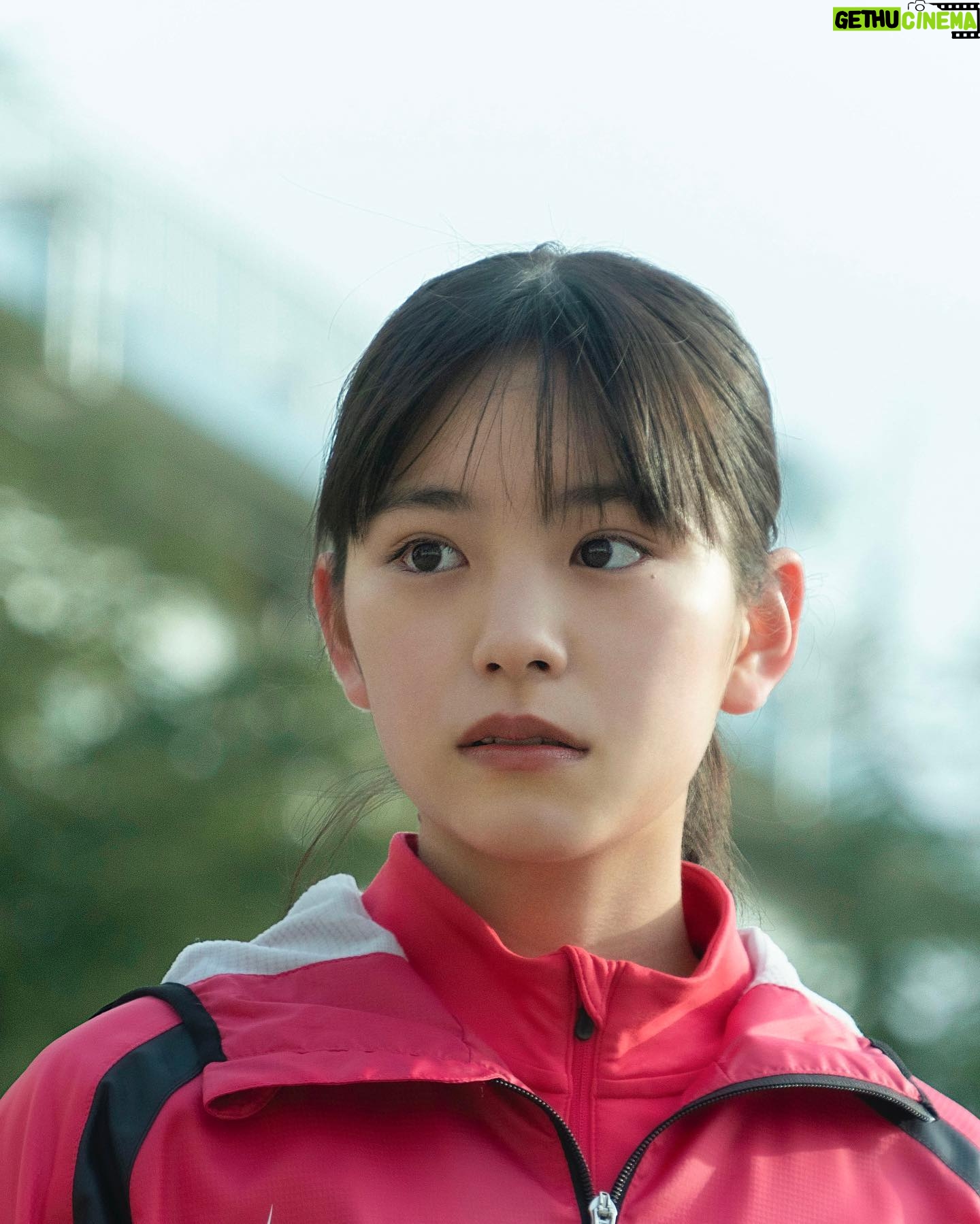 Ami Touma Instagram - 広瀬すずさん主演の映画 「水は海に向かって流れる」に出演させていただくことになりました。 私は大西利空さん演じる熊沢直達くんと同じクラスの泉谷楓役で出演します。 まだ演技経験がほぼなかった時に、参加させていただいた作品で、皆さんに沢山助けてもらいながら撮影したことを思い出します。 6月公開を楽しみにしていてください。 #前田哲監督 #広瀬すず さん #大西利空 さん #高良健吾 さん