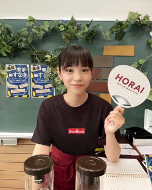 Ami Touma Instagram - #最高の教師 
5話は文化祭‼️何か起こるかはまだ分かりませんが、ドキドキしますね！私は文化祭を経験した事が無かったので、撮影を通して文化祭を体験出来て、とても楽しかったです！
ぜひご覧下さい！