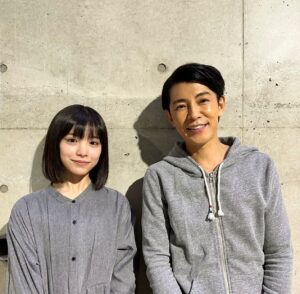 Ami Touma Instagram - 舞台「ハリー・ポッターと呪いの子」を見てきました！
プロジェクションマッピングやワクワクするようなイリュージョン、実際に魔法を使っている姿を見ることが出来て感動しました！
ディメンターの登場に大興奮してました。
藤木さんのハリーポッター姿がとてもかっこよかったです！
あっという間でしたが幸せな時間でした😊
#藤木直人 さん
#パパなつ