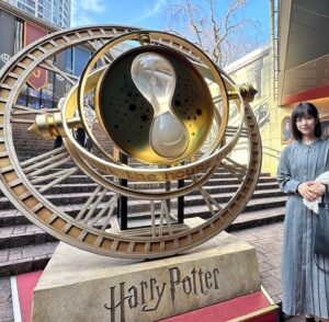 Ami Touma Instagram - 舞台「ハリー・ポッターと呪いの子」を見てきました！
プロジェクションマッピングやワクワクするようなイリュージョン、実際に魔法を使っている姿を見ることが出来て感動しました！
ディメンターの登場に大興奮してました。
藤木さんのハリーポッター姿がとてもかっこよかったです！
あっという間でしたが幸せな時間でした😊
#藤木直人 さん
#パパなつ