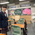 Ami Touma Instagram – 「#最高の教師」の撮影が始まって約4ヶ月が経ちました。
この4ヶ月間、俳優さん方、そしてスタッフの皆様の本気に囲まれて過ごしました。その時間は、何ものにも代え難い、学び経験、そして思い出が詰まった大切な時間でした。
撮影現場へ通っているうちに東風谷葵として通うようになっていて、毎日、みんなと会い、九条先生の授業を受ける事が楽しみになっていました。
お芝居だけでなく、人として生きる上でとても大切な事を沢山教わった作品でした。
そんな最高の教師ももう最終回。
九条先生の最後の授業、今日の夜10時からスタートです。
ぜひご覧下さい。
