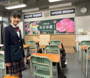 Ami Touma Instagram - 「#最高の教師」の撮影が始まって約4ヶ月が経ちました。
この4ヶ月間、俳優さん方、そしてスタッフの皆様の本気に囲まれて過ごしました。その時間は、何ものにも代え難い、学び経験、そして思い出が詰まった大切な時間でした。
撮影現場へ通っているうちに東風谷葵として通うようになっていて、毎日、みんなと会い、九条先生の授業を受ける事が楽しみになっていました。
お芝居だけでなく、人として生きる上でとても大切な事を沢山教わった作品でした。
そんな最高の教師ももう最終回。
九条先生の最後の授業、今日の夜10時からスタートです。
ぜひご覧下さい。