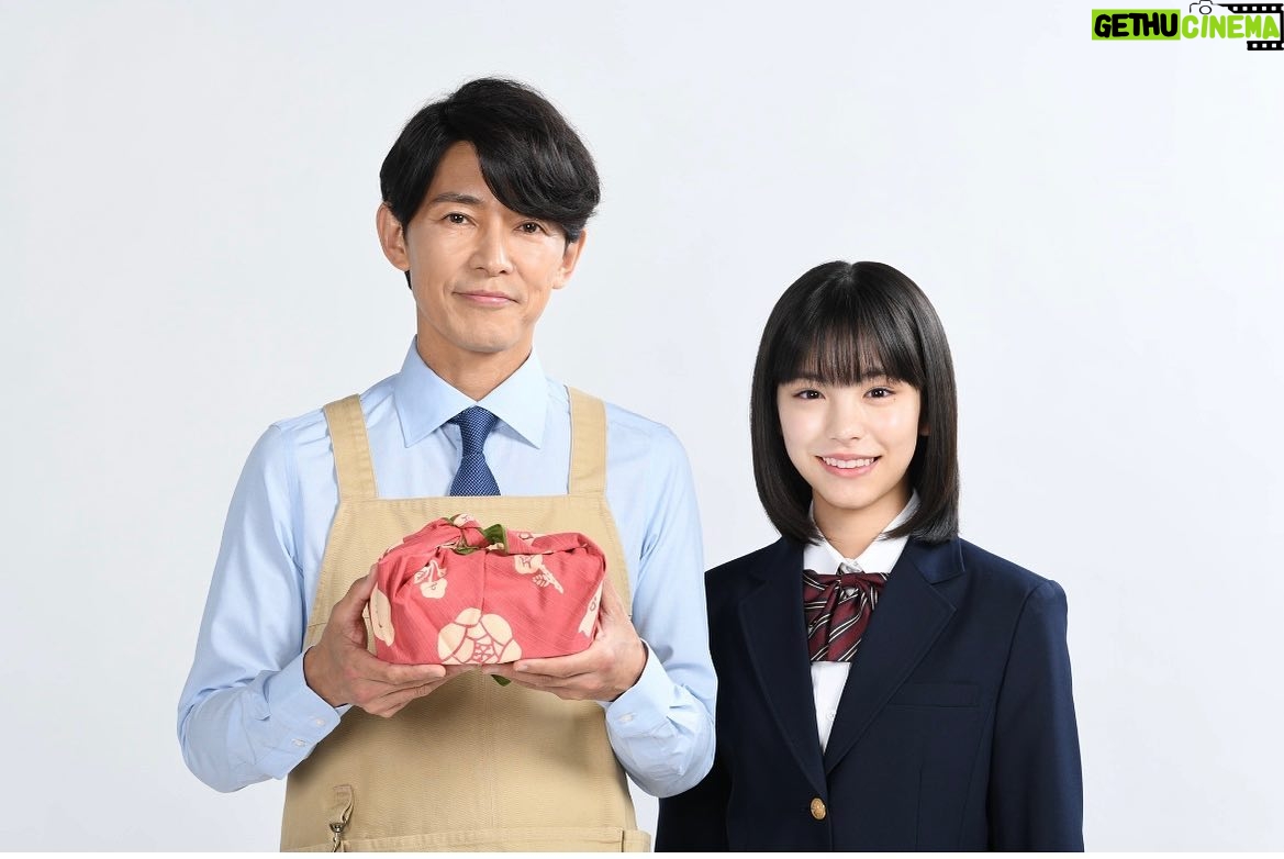 Ami Touma Instagram - 1月16日スタートのZIP!朝ドラマ 「パパとなっちゃんのお弁当」に、娘のなっちゃん役で出演させていただく事になりました! 撮影現場でもみんな家族のように温かくていつも撮影が楽しいです。 パパがなっちゃんとの思い出作りのために高校3年間お弁当を作り続ける、笑いあり、涙ありの楽しいドラマとなっています! 皆さんがこのドラマを見て「よし、今日も頑張るぞ!」と元気になれるよう頑張ります。 ぜひ、楽しみにしていてください! #zip #お弁当 #藤木直人 さんが #パパ