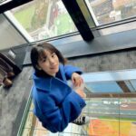 Ami Touma Instagram – 少年サンデーさんに出させていただいてます！
上京前に下から見た東京タワーに、初めて登ってきました！遠くまで見渡せて景色とても素敵でした！下が透けて見えるところでは本当に落ちてしまいそうでドキドキしました😳
剣道は素振りを教わりながら撮影しました！私が想像していた何倍も難しかったです！
是非皆さん見てみてください！