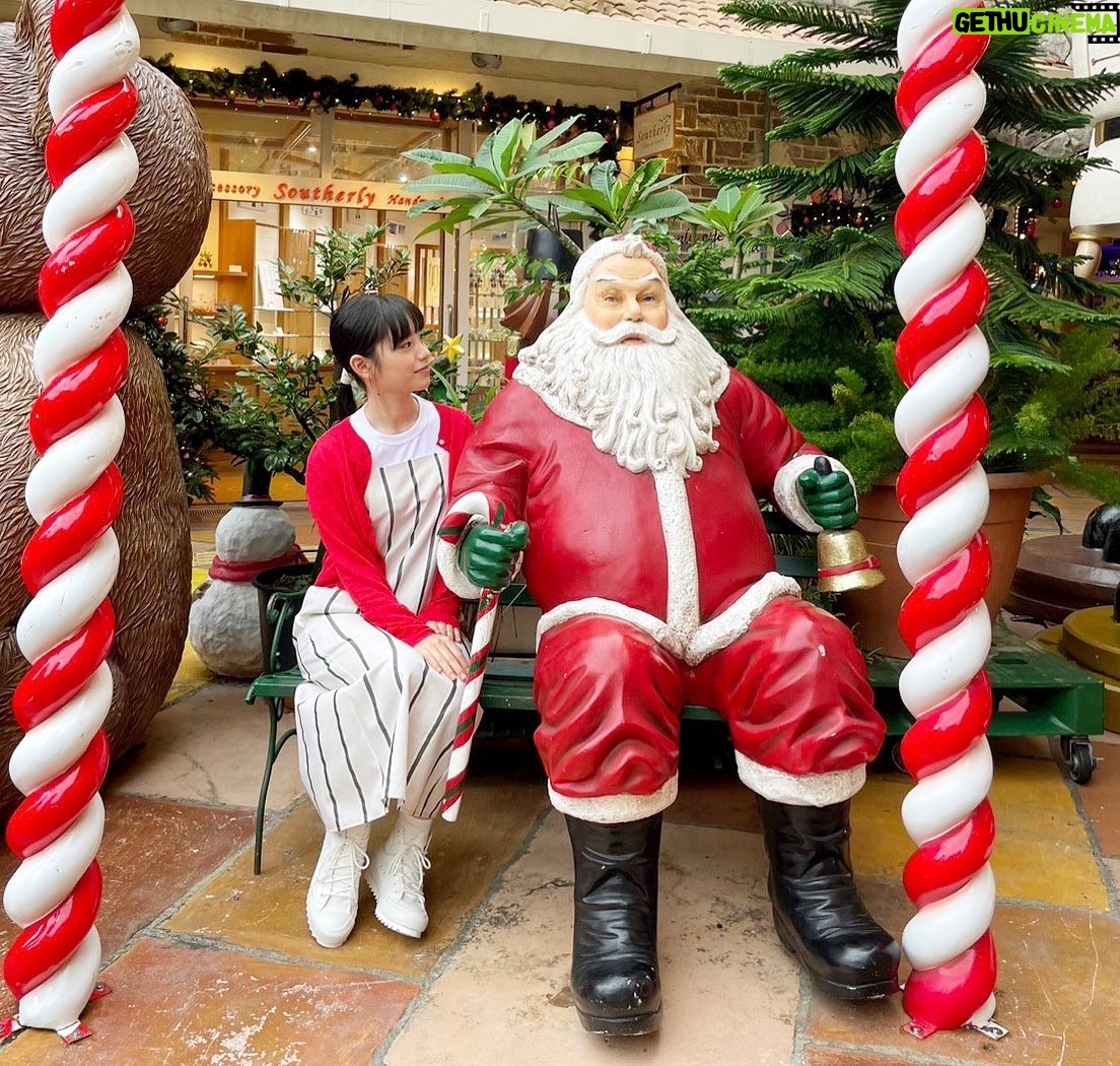 Ami Touma Instagram - メリークリスマス🎄 ということで、サンタさんとのツーショット🎅🏼 皆さん、「#かがみの孤城」は観ていただけましたか? まだ観てないよ!という方は、 ぜひ劇場でご覧下さい!