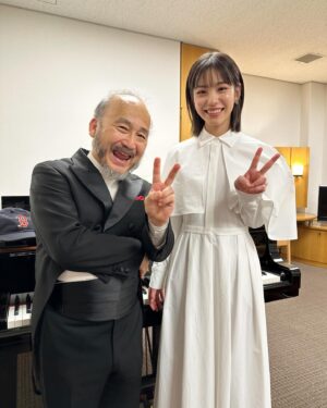 Ami Touma Instagram - TBS日曜劇場｢#さよならマエストロ｣コンサートに行ってきました！
羽野蓮役・#佐藤緋美 さんと一緒にゲストとして出演させていただきました。
ドラマの中で流れていた曲をまた生のオーケストラで聞く事ができて、とても素敵な時間でした。
天音の指揮を教えて下さった広上先生ともお会い出来ました😊
今日コンサートを聞きに来てくださった皆様、ありがとうございました！
そして、アパッシオナートな曲を沢山届けてくれたオーケストラの皆様もありがとうございました！
